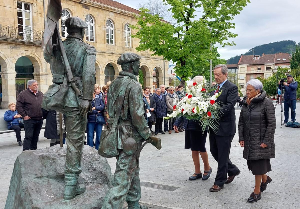 Ofreda floral que ha tenido lugar este mediodía frente a la escultura dedicada a los gudaris en Gernika.