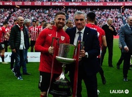 Muniain y Dani, los dos últimos capitanes que han levantado la Copa del Rey con el Athletic.