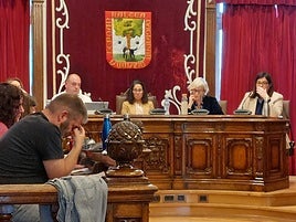 La alcaldesa de Getxo, Amaia Agirre, en el centro, junto al resto de concejales de su gobierno.