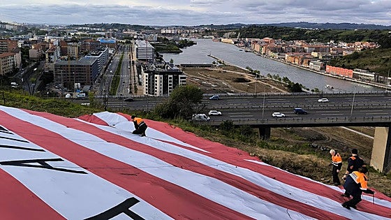 Retiran en Barakaldo la bandera gigante del Athletic junto al puente de Rontegi por seguridad
