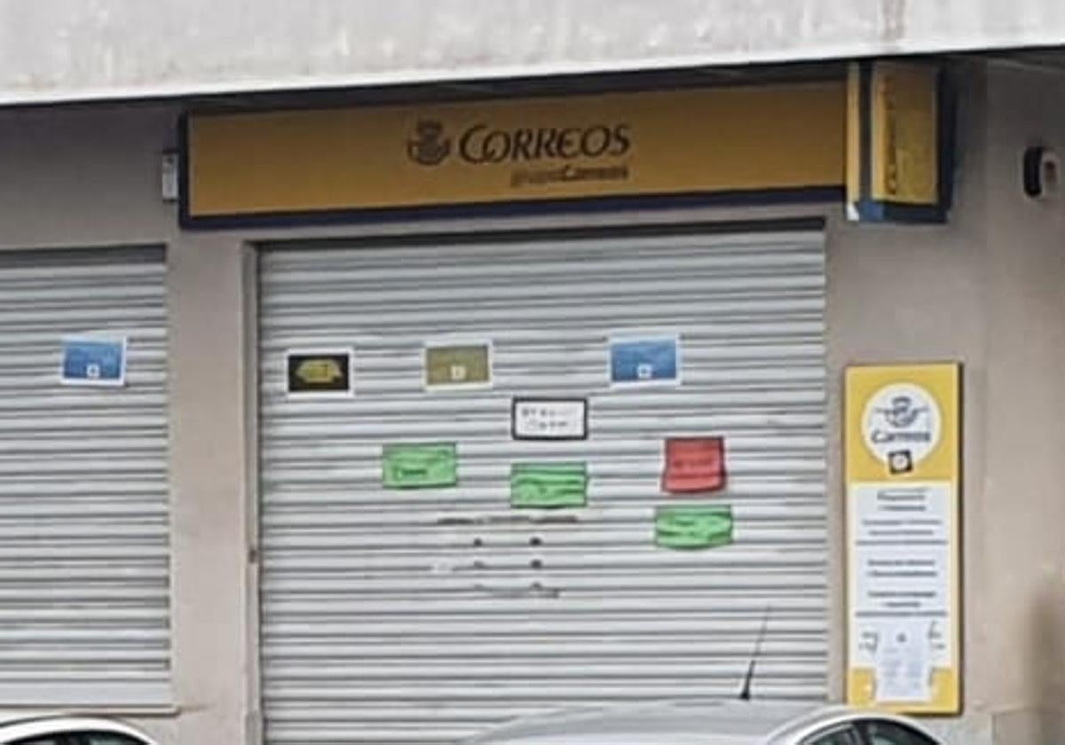 La oficina de Correos en el barrio de Lamiako lleva nueve meses cerrada.