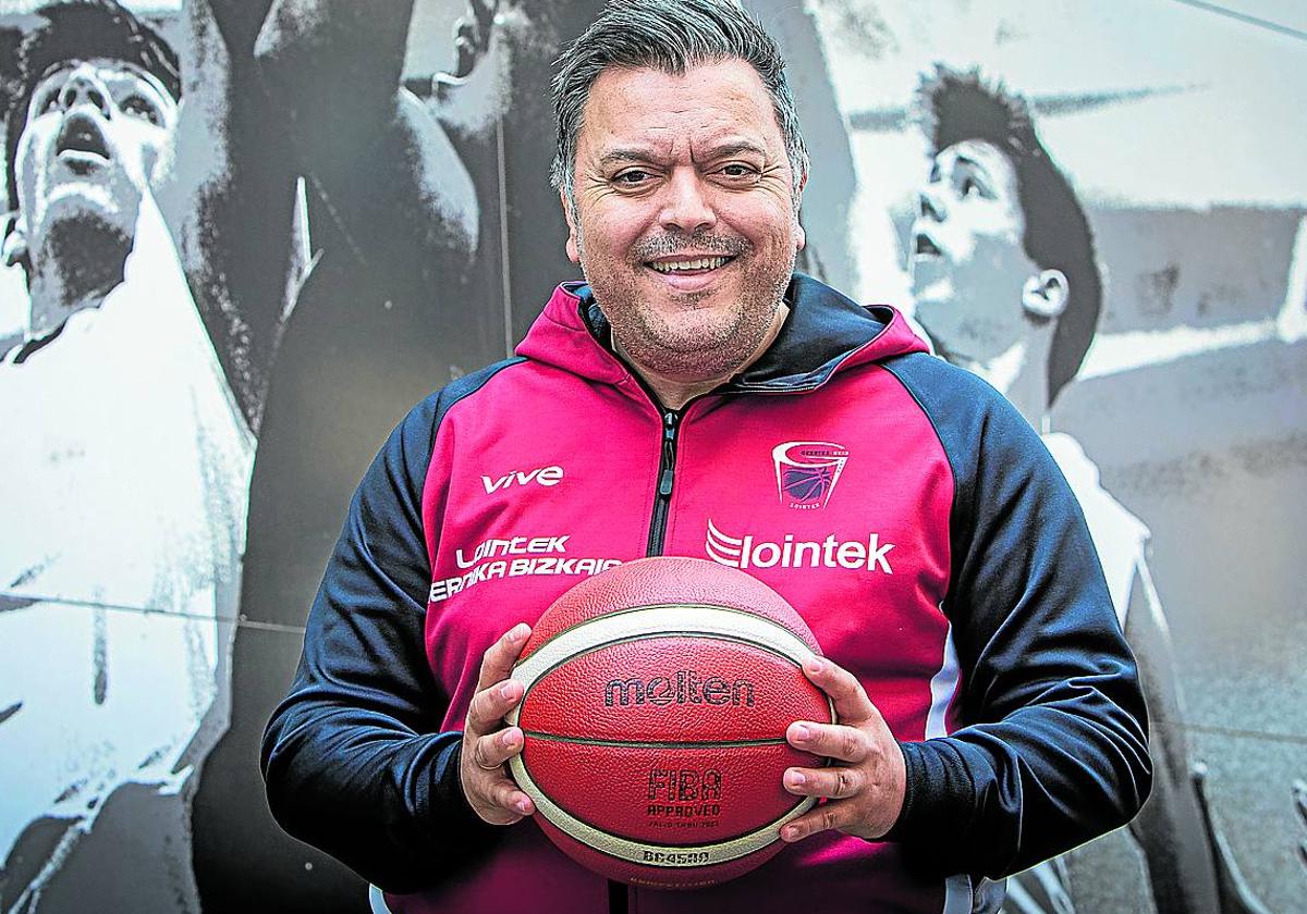 Lucas Fernández, junto a un mural en el exterior del polideportivo de Maloste.