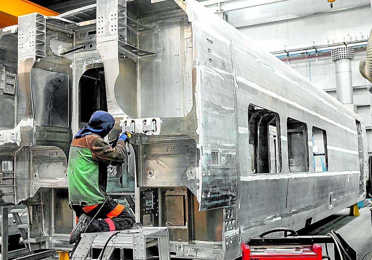 Un operario de Talgo trabaja en la construcción de un vagón en la planta alavesa de la compañía.