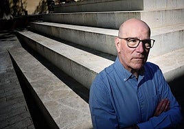 Emilio Alfaro presenta en Vitoria su segunda novela, 'El abismo que me acecha'.