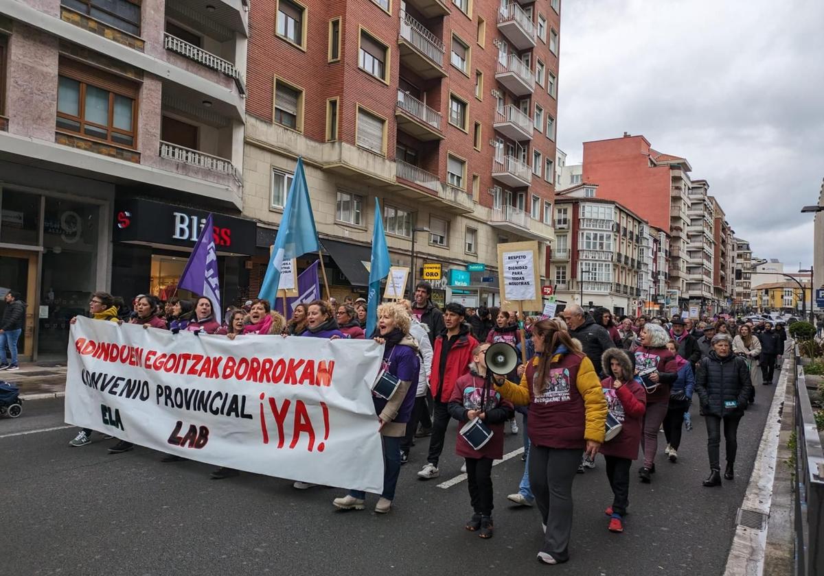 La manifestación bajo el lema 'Arabako Erresidentziak Borrokan' recorrió el centro de Vitoria para acabar en la plaza de la Provincia donde se escenificó 'una Retreta de San Prudencio'.