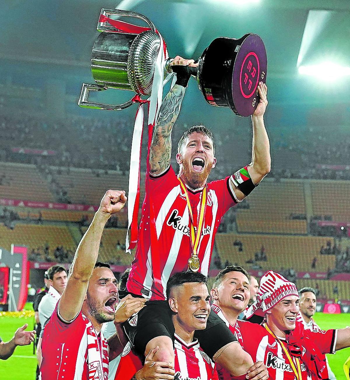 Los compañeros levantan a hombros a Iker Muniain con la Copa.