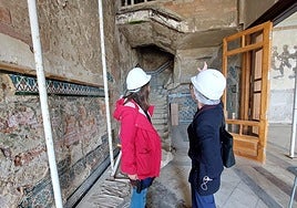 Peraita y otra técnica en el acceso al salón principal en el que se rescatará los azulejos iniciales y se eliminarán los grafitis.