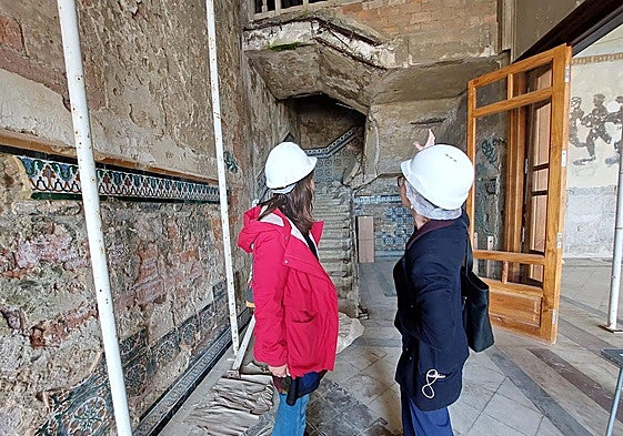 Peraita y otra técnica en el acceso al salón principal en el que se rescatará los azulejos iniciales y se eliminarán los grafitis.