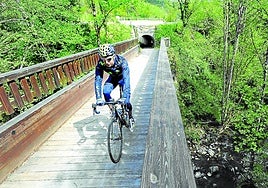 Un ciclista atraviesa uno de los puentes de la Vía Verde de los Montes de Hierro, que enlaza Gallarta con Sopuerta.