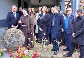 Las autoridades vascas visitan las instalaciones del monasterio, junto al obispo Joseba Segura y las religiosas del monasterio.l