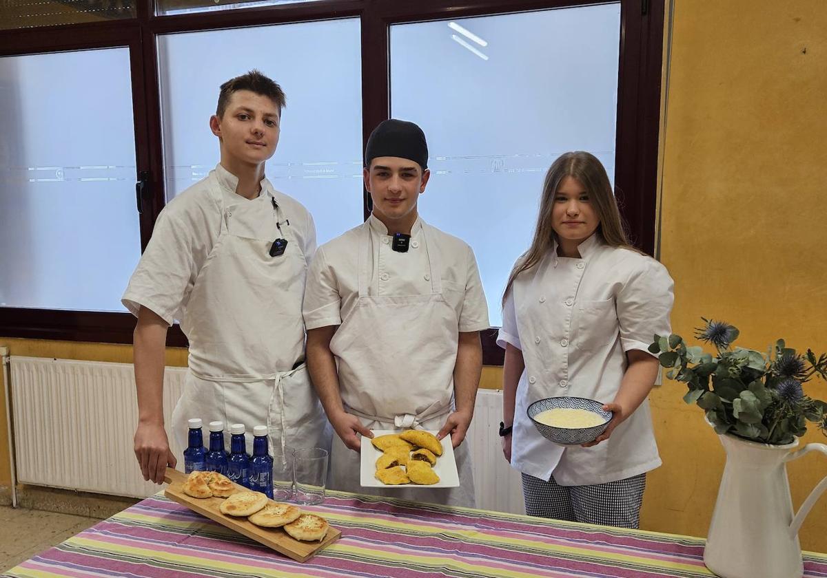 Adrián Ríos, Ohier Ramos y Udane González muestran los platos colombianos.