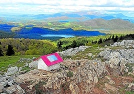 El buzón del Jarindo, con el embalse de Albina y el Gorbea al fondo.