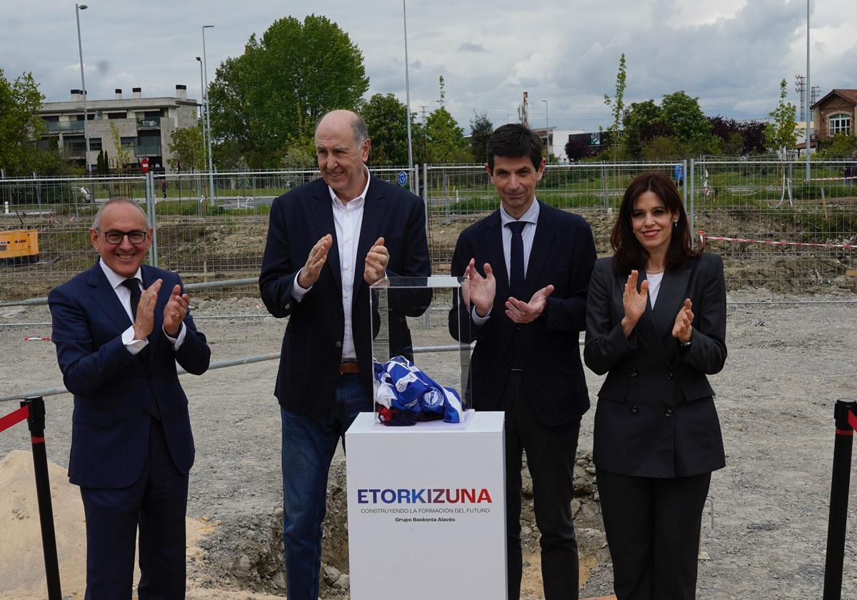 El diputado general de Álava, Ramiro González,Josean Querejeta, presidente del grupo Alavés-Baskonia, Alfonso Fernández de Trocóniz, presidente del Alavés y Maider Etxebarria, alcaldesa de Vitoria.