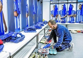 Todo está perfectamente planificado antes de cada partido. Los utilleros preparan las botas, camisetas y detalles de cada jugador. Estos llegan a la caseta desde un largo túnel que conecta el garaje con las profundidades de Mendizorroza. Los colores albiazules están muy presentes, desde la sala de prensa al pasillo que lleva a los futbolistas al terreno de juego.