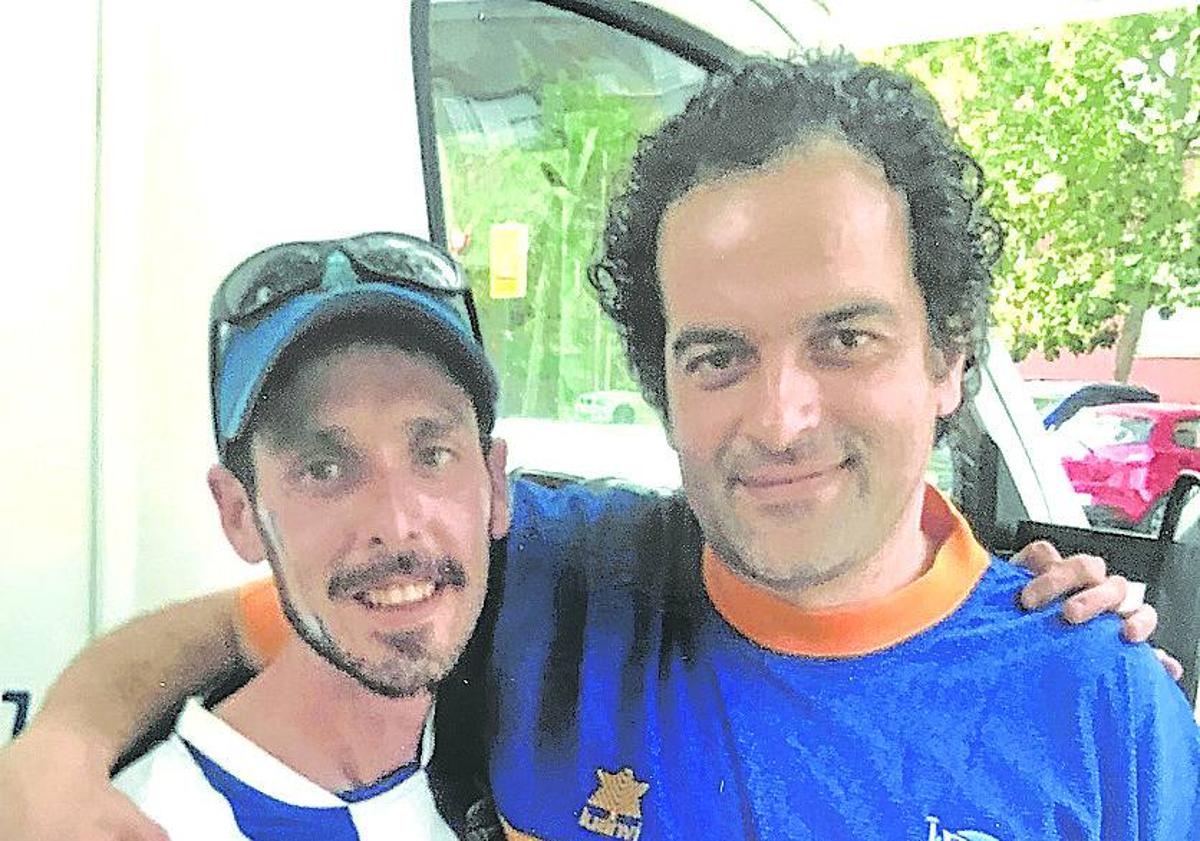 Imagen principal - Urtzi con el exjugador Raúl Gañán. Debajo, los tres celebran el ascenso a Primera en 2016. En blanco y negro, Gotzon, que contaba con diez años, en 'La General' a finales de los 60. 