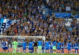 Los jugadores aplauden a la afición después de ganar al Atlético.