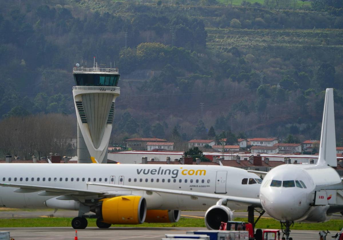 Dos aviones blancos, en el aeropuerto de Bilbao.