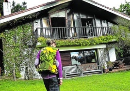 La planta superior de la vivienda, donde se ubicaban los dormitorios, ha quedado completamente calcinada.