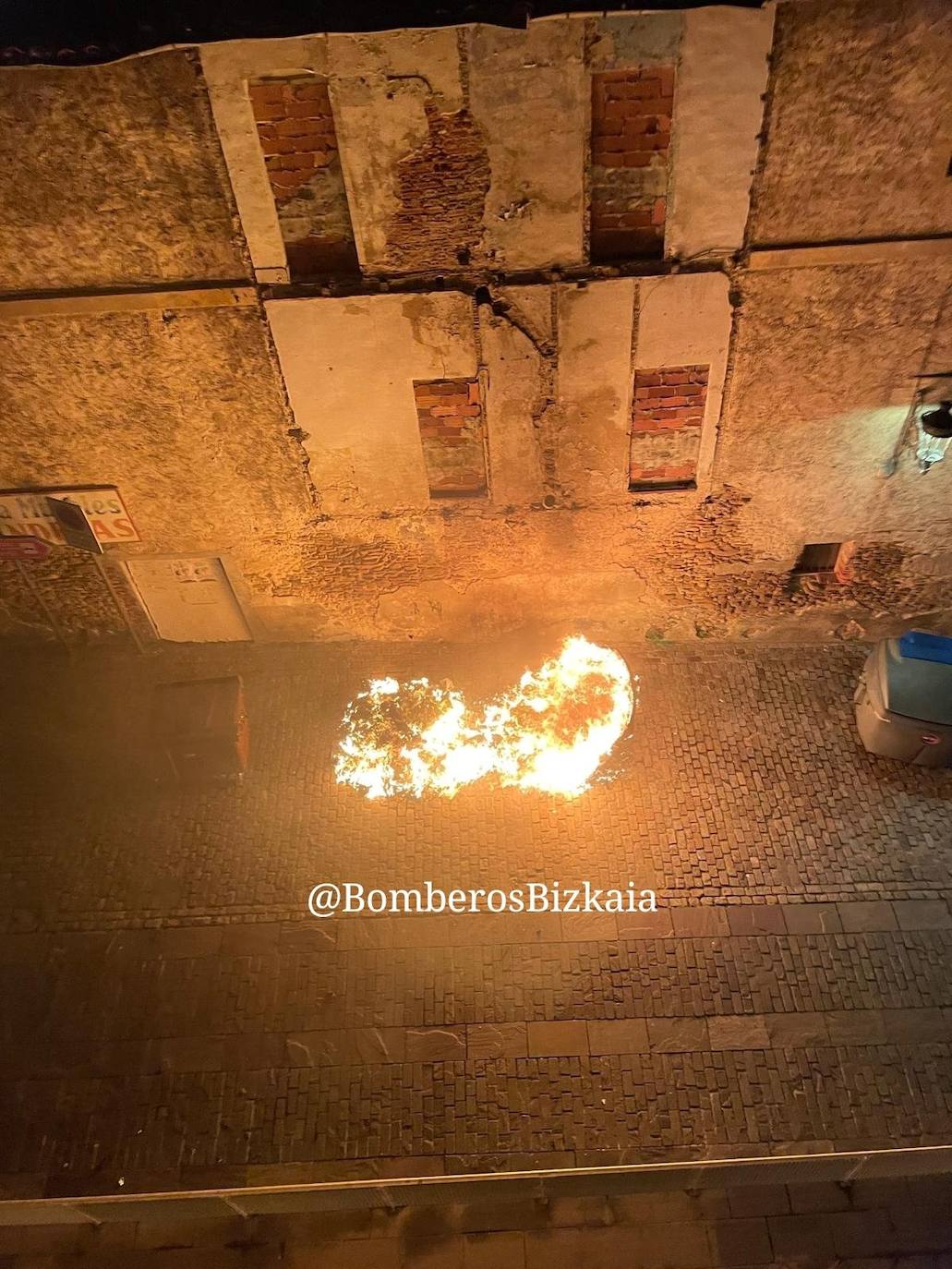 Imagen de uno de los incendios provocados esta madrugada em Balmaseda.