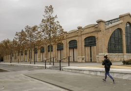 Una de las naves del Parque Central cerca de la entrada.