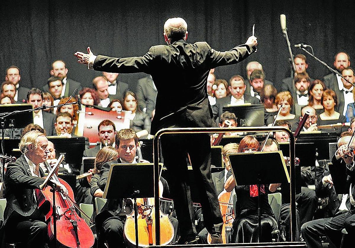 El sonido orquestal (en la imagen, la Sinfónica de Madrid) es más variado y colorido que en sus sinfonías anteriores.