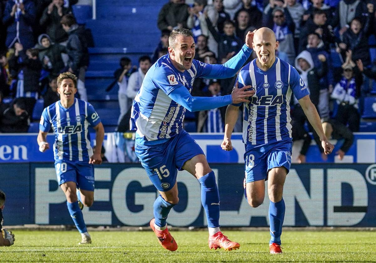 Kike García celebra con Guridi el gol del azpeitiarra ante el Celta.