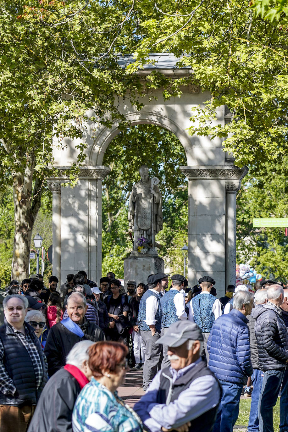 Los alaveses celebran el día de San Prudencio en las campas de Armentia