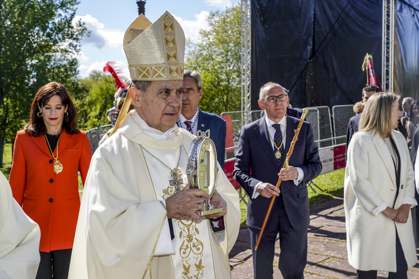 Los alaveses celebran el día de San Prudencio en las campas de Armentia