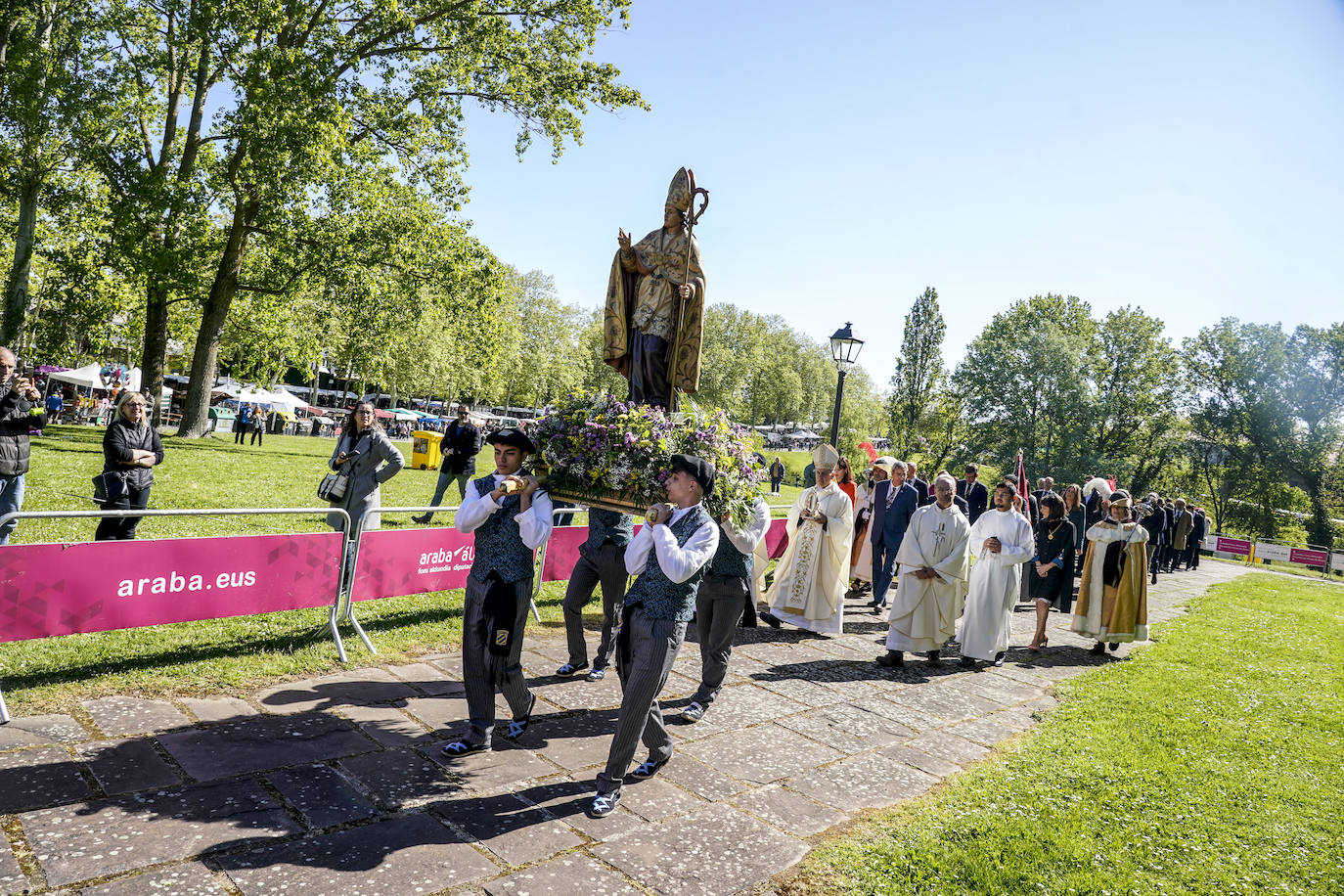 Los alaveses celebran el día de San Prudencio en las campas de Armentia