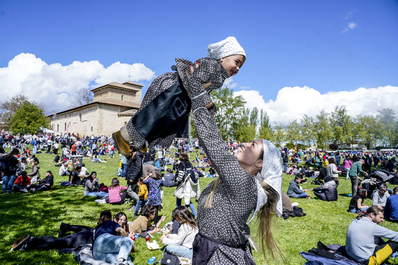 Los alaveses celebran el día de San Prudencio en las campas de Armentia