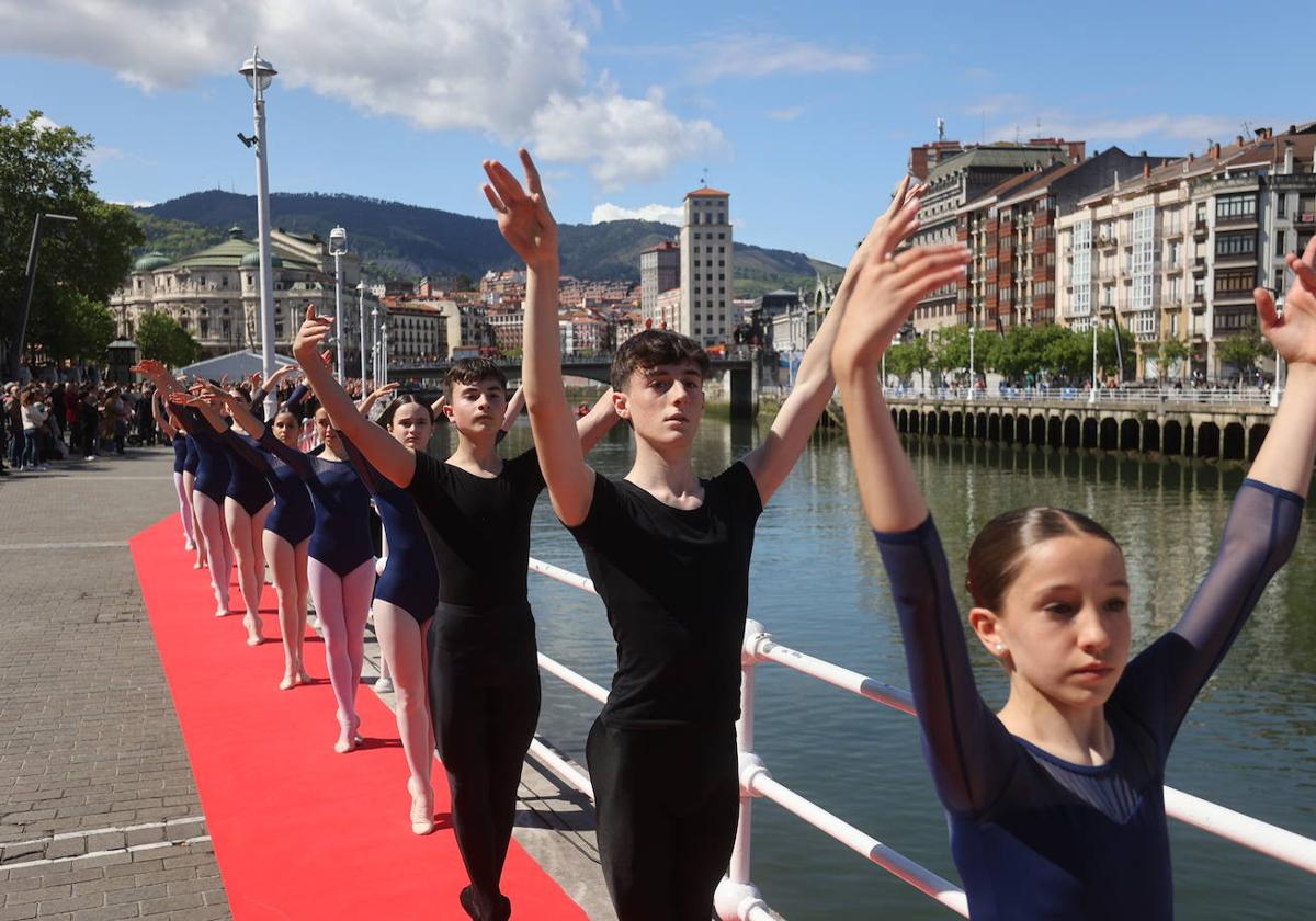 El vallado de la ría sirve a los alumnos de las escuelas de danza de Bizkaia como barra de calentamiento.