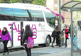 Varios ciudadanos aguardan al autobús de Alavabus en Llodio.