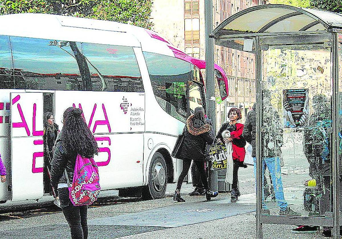 Varios ciudadanos aguardan al autobús de Alavabus en Llodio.