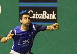 Altuna III sigue la trayectoria de una pelota tras golpearla con la zurda.