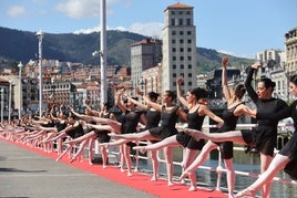 El vallado de la ría sirve a los alumnos de las escuelas de danza de Bizkaia como barra de calentamiento.