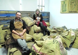 En Kaitxo, fabricantes de café y chocolate artesano de Balmaseda, notan la subida «en la manteca de cacao».