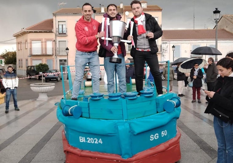 Una réplica de la gabarra triunfa por las calles de un pequeño pueblo de Segovia