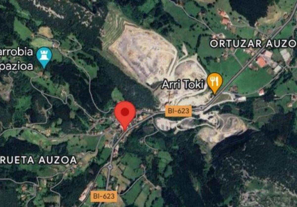 Un herido tras volcar un camión en la rotonda de Izurtza