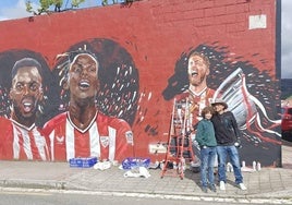 Muniain se une a los hermanos Williams en el fotografiado mural del Athletic en Barakaldo