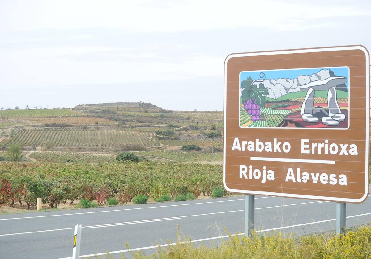 Cartel anunciador de Rioja Alavesa cerca de Labastida.