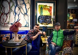 Sofás azulones, jarrones con pelo... un inesperado paraíso para amantes de la decoración en Bilbao