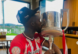 Williams besa la Copa con la gorra puesta en Lezama