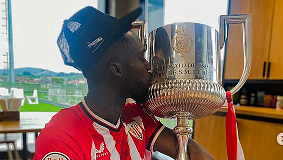 Iñaki Williams pone a la venta la gorra 'A lo bajini' que diseñó para la celebración del título de Copa