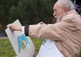 Imagen de archivo del artista bermeano pintando San Juan de Gaztelugatxe, en una de las visitas a su pueblo natal pocos años antes de fallecer.