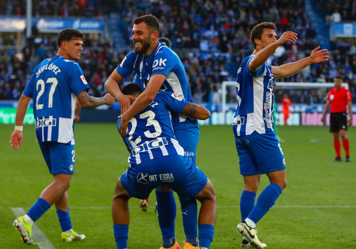 Benavídez abraza a Rioja tras su gol ante el Atlético.