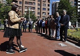 Dori Monasterio coloca una flor en memoria de su padre, Fermín.