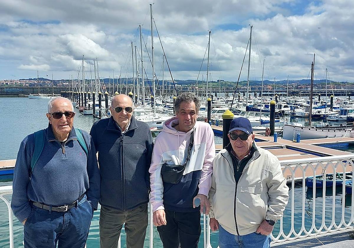 Luis María Arriola, Iñaki Mendizábal, Ramón Peña y Eugenio Pérez son algunos vecinos afectados por la tasa de los pantalanes en Santurtzi.