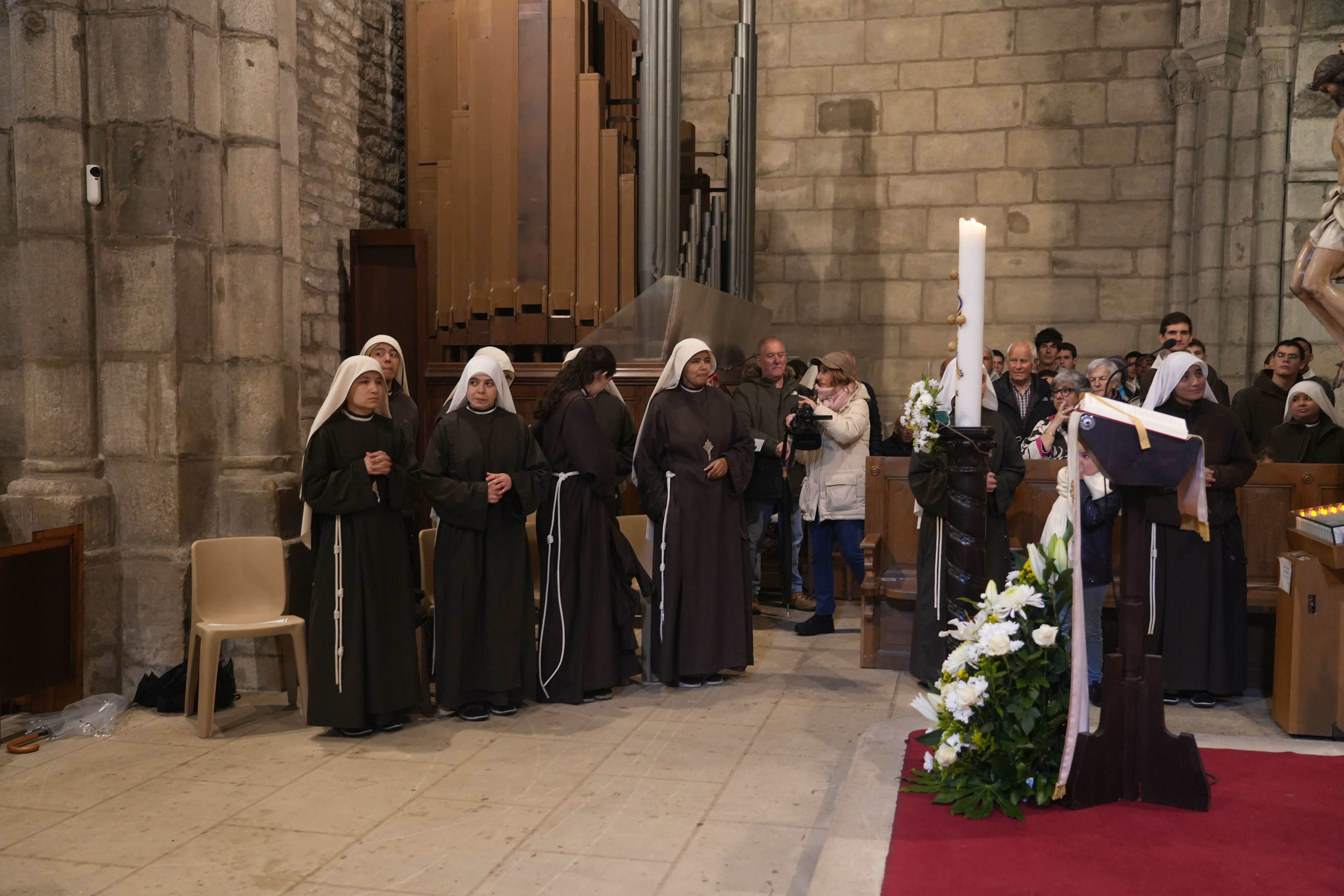 Las monjas Peregrinas, durante la misa que ha oficiado el obispo de Vitoria. 