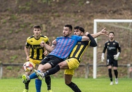 Aritz Pascual y Oier del Cura pugnan por un balón en Sarriena.