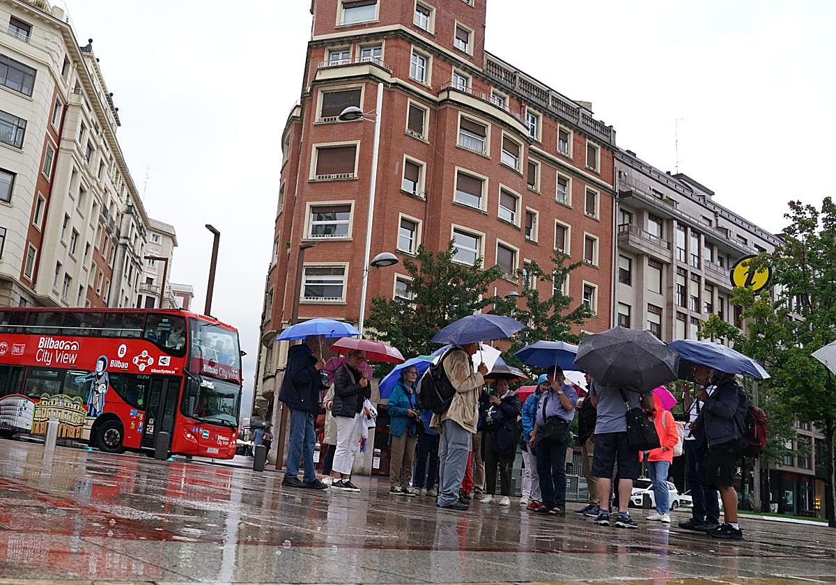Imagen de archivo de una jornada lluviosa en Bilbao.